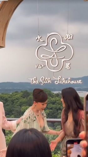 刘嘉玲华丽转身，再向前微微俯身晒出丰满好身材。